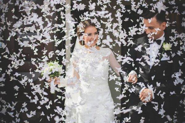 Canhão de confetti com borboletas brancas
