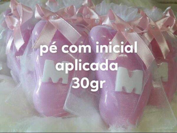 Sabonete Artesanal Pé com inicial aplicada para Baptizado, Chá de Bebé