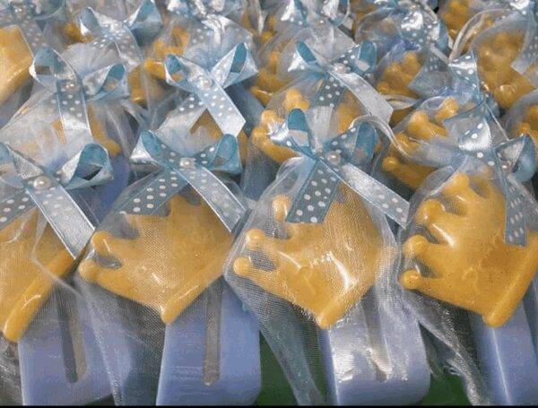 Sabonete Artesanal nicial com coroa aplicada para Baptizados, aniversários, chá de bebé