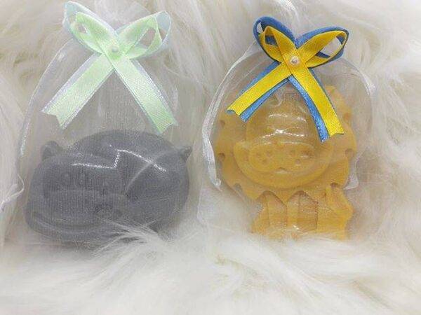 Sabonete Artesanal nicial com coroa aplicada para Baptizados, aniversários, chá de bebé