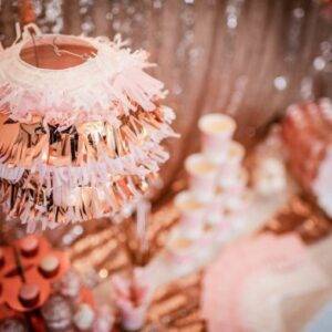 LANTERNA DE PAPEL 25CM COM FRANJAS ROSA, ROSE GOLD, DOURADO E BRANCO